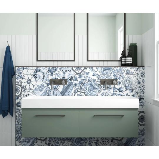 furdoszoba azulejos fenyes kek kezzel festett dekor csempe regies hullamos rusztikus elegans mediterran vintage hatszogletu falburkolat konyha.jpg